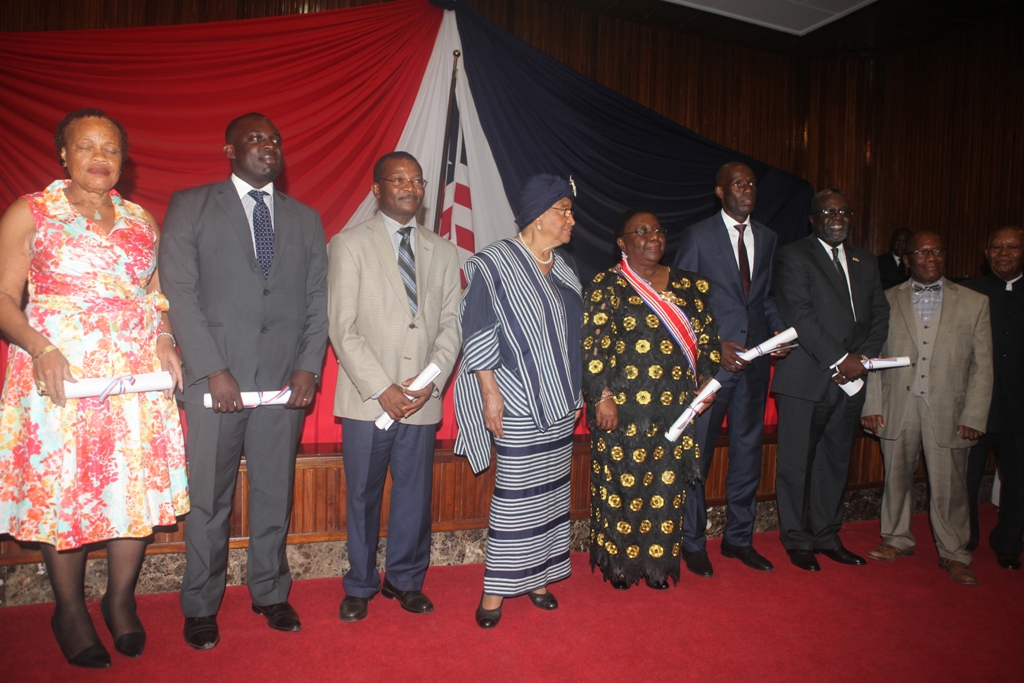 President Ellen Johnson Sirleaf poses for group picture with newly commissioned Cabinet Ministers